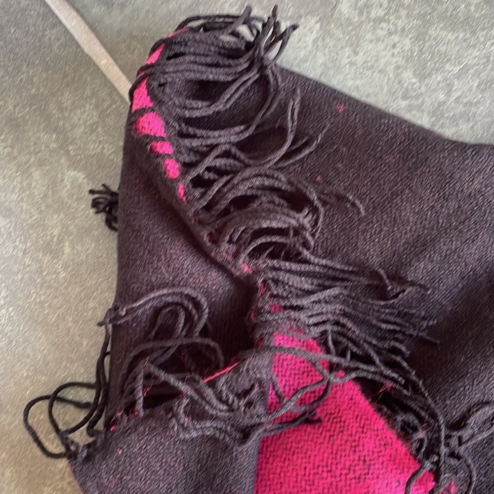 VICTORIA’S SECRET heart throw blanket - Picture 3 of 3